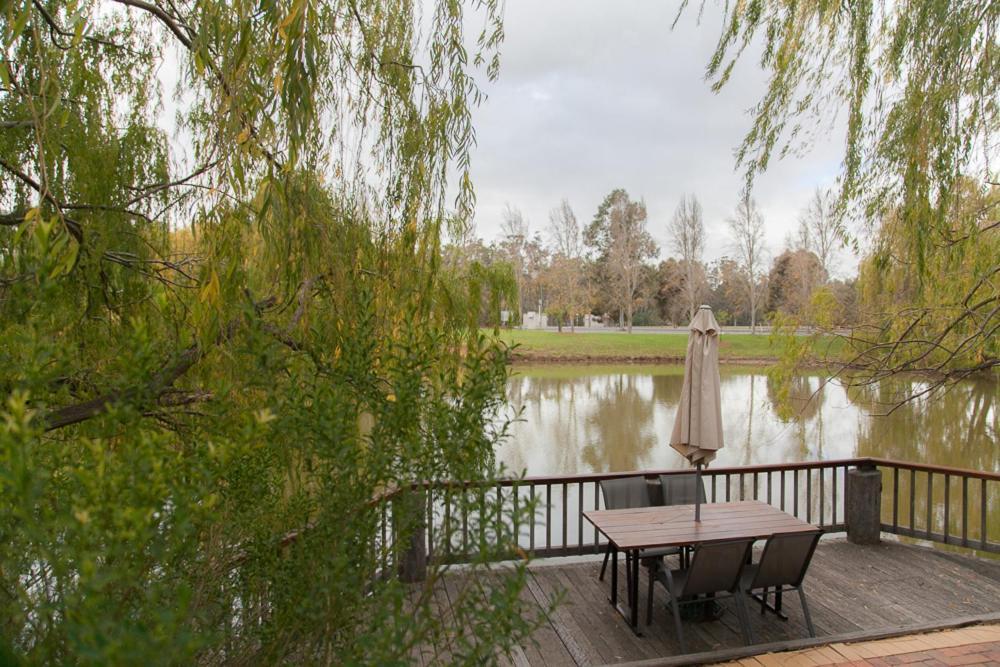 Perricoota Vines Retreat Hotel Moama Room photo