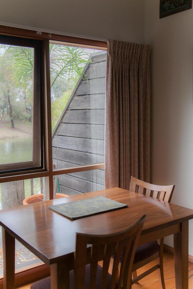 Perricoota Vines Retreat Hotel Moama Room photo