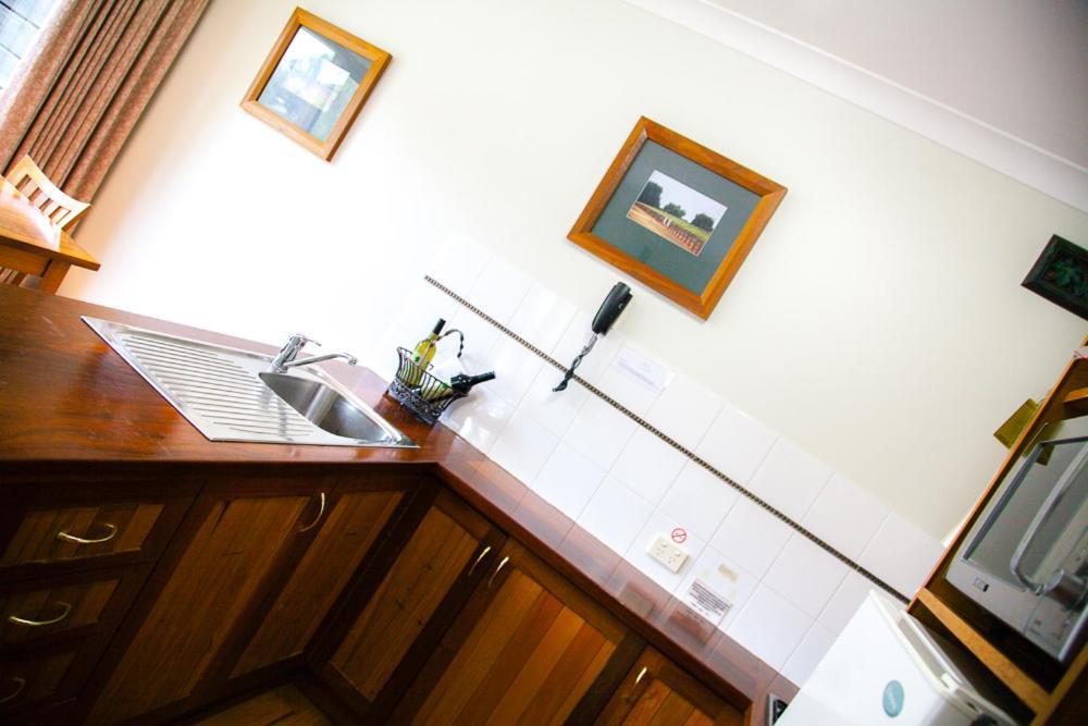 Perricoota Vines Retreat Hotel Moama Room photo