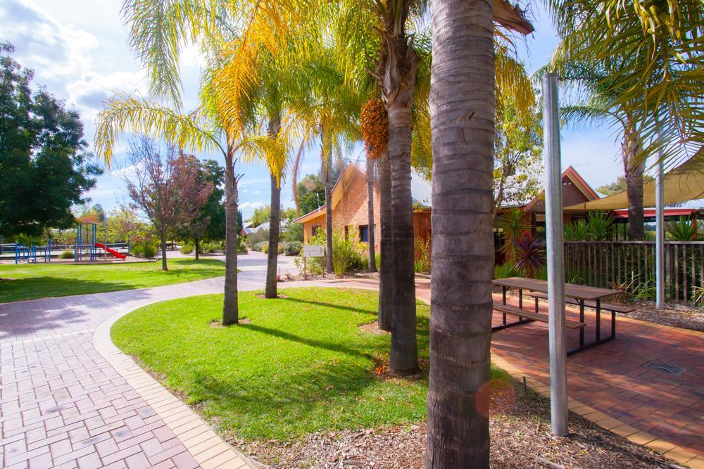 Perricoota Vines Retreat Hotel Moama Exterior photo