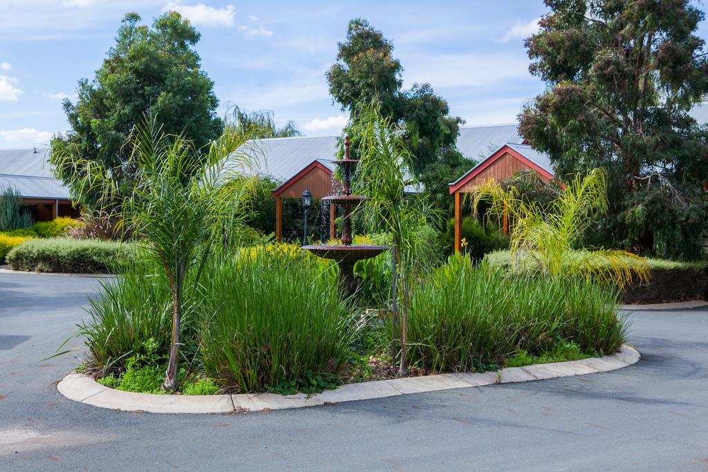 Perricoota Vines Retreat Hotel Moama Exterior photo