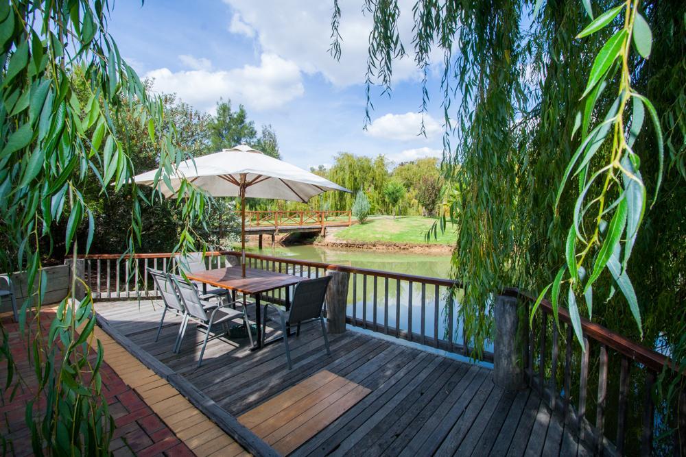 Perricoota Vines Retreat Hotel Moama Exterior photo