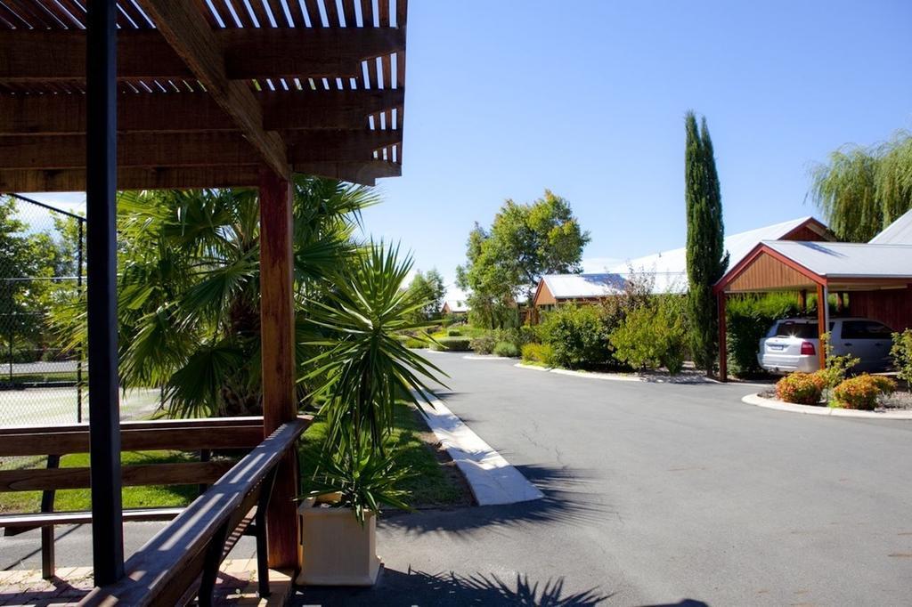 Perricoota Vines Retreat Hotel Moama Room photo