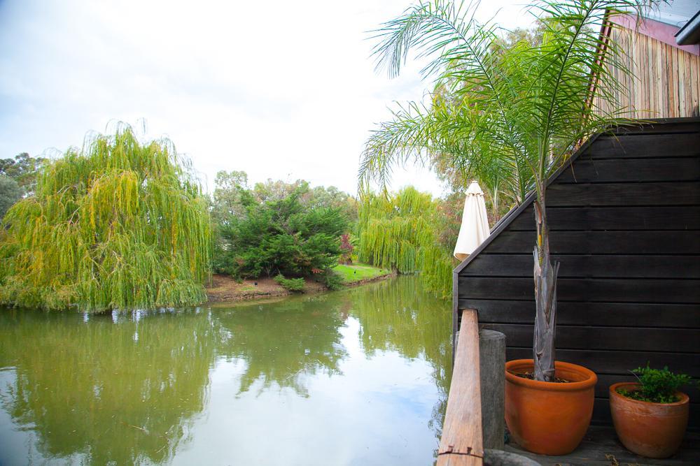 Perricoota Vines Retreat Hotel Moama Exterior photo