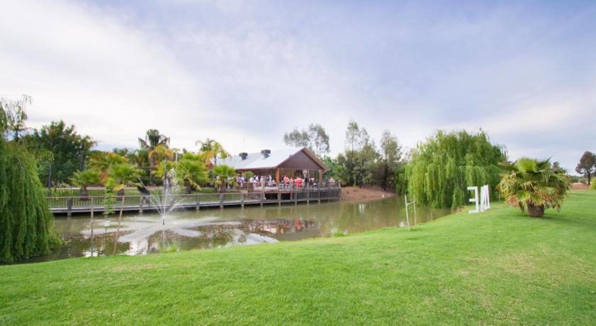 Perricoota Vines Retreat Hotel Moama Exterior photo